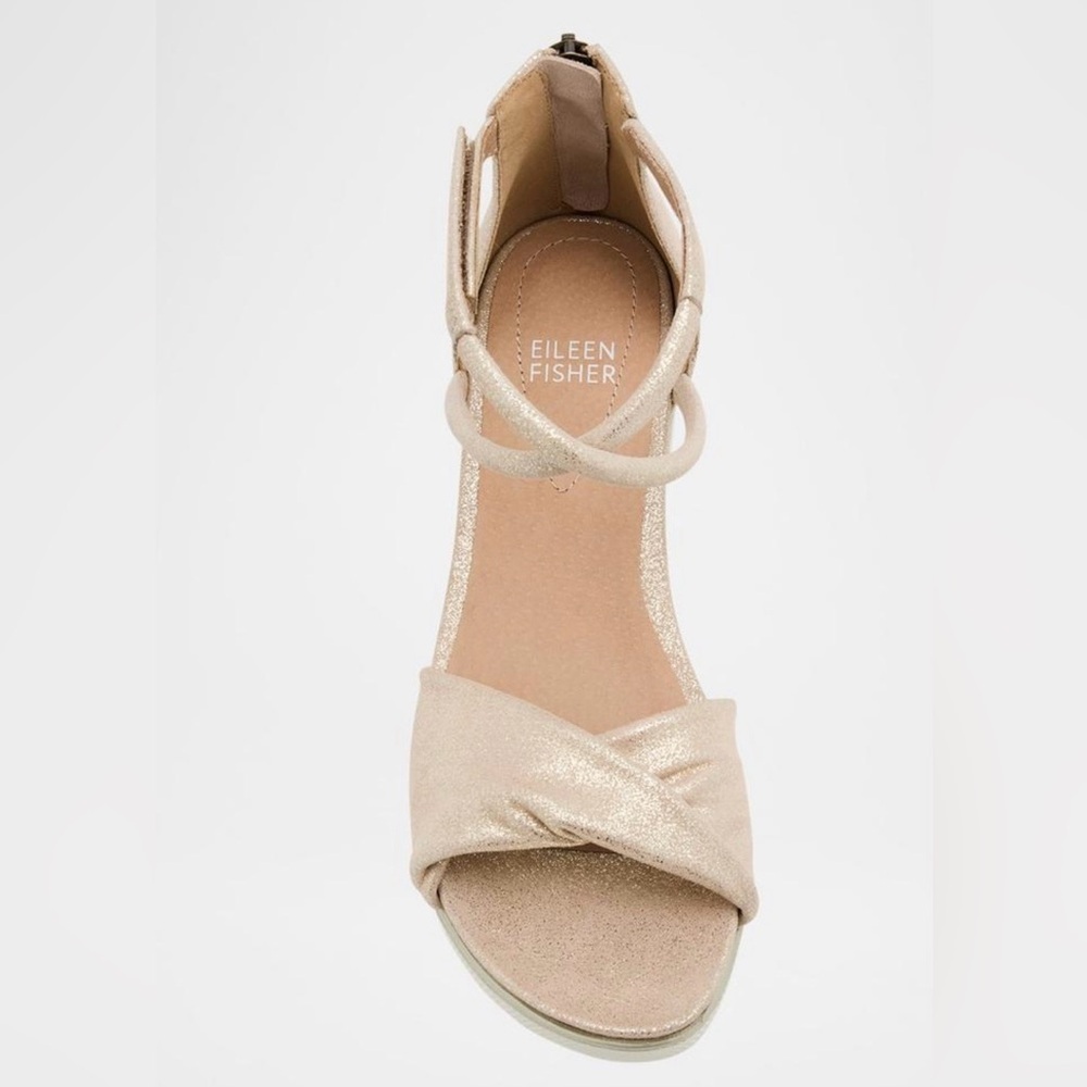 Eileen Fisher
Women's Suvi Metallic Crisscross Grip Wedge Sandals Size 8.5 Gold